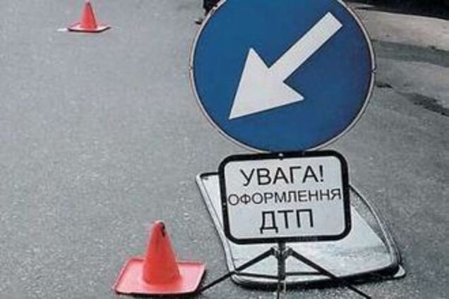 В Днепропетровске под землю провалилась фура с зерном