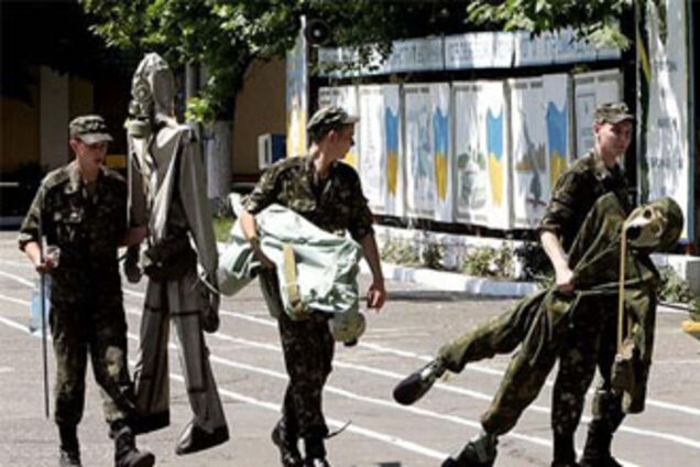В Крыму бомжи раздели до трусов украинского солдата