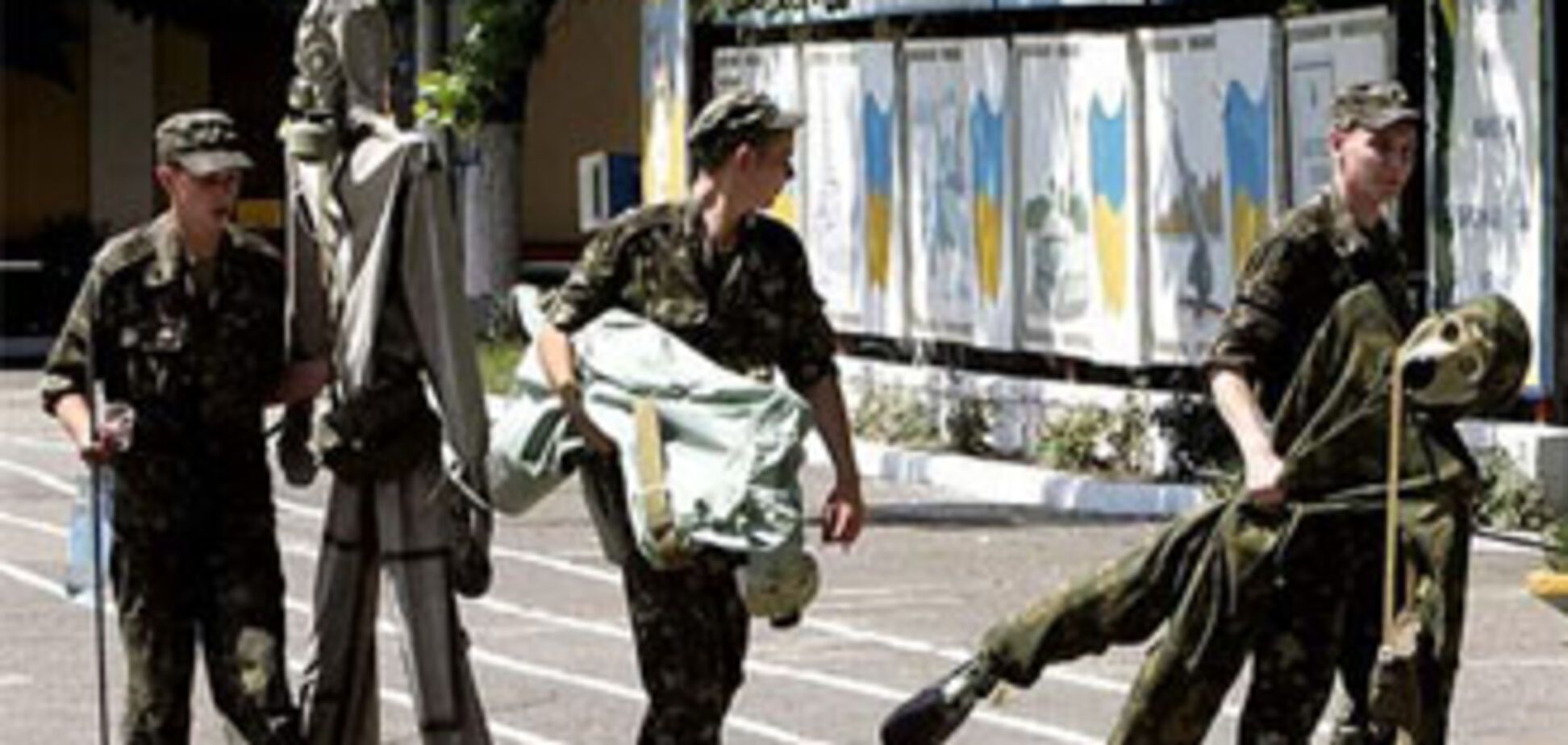 В Крыму бомжи раздели до трусов украинского солдата