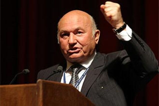 Лужков открыто выступил против Медведева