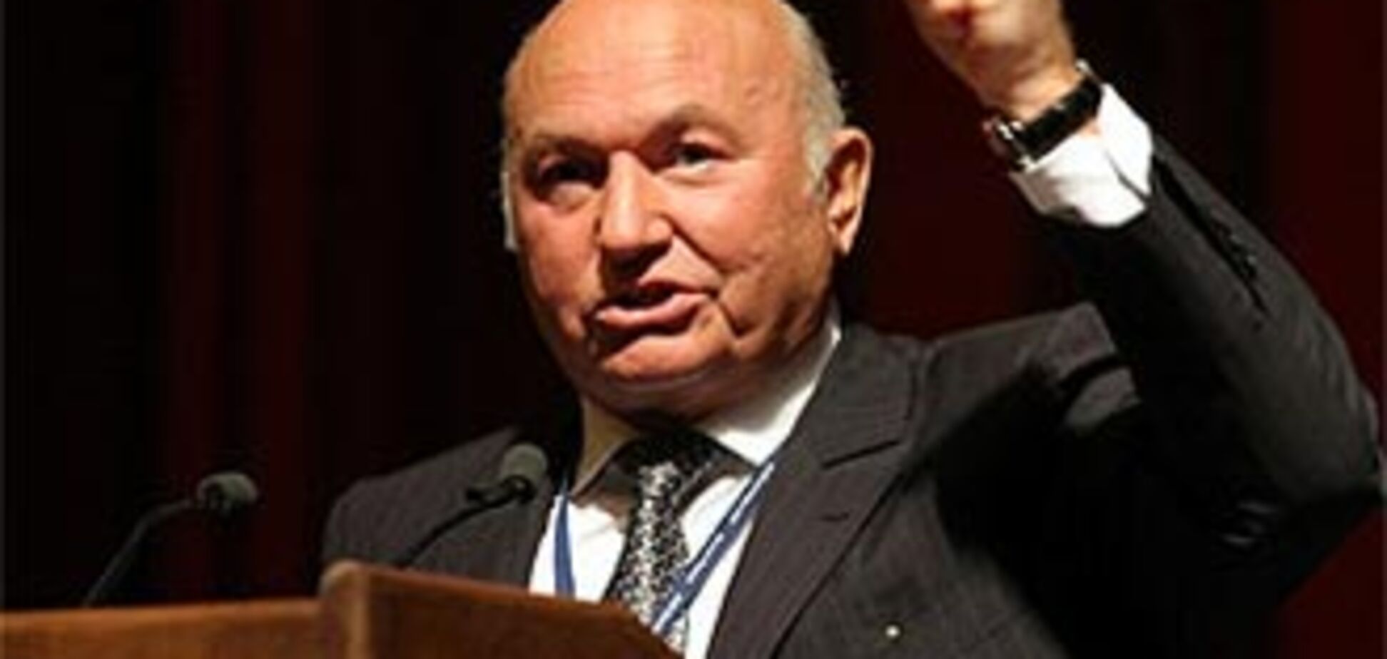 Лужков открыто выступил против Медведева