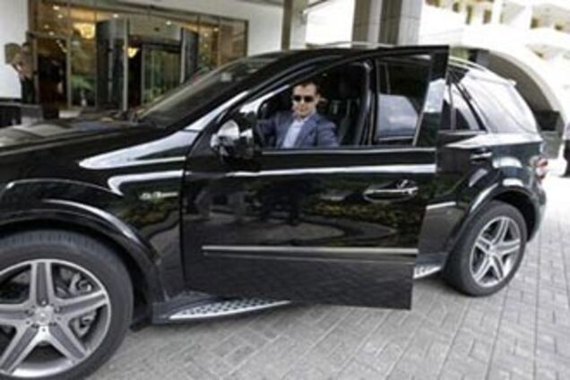 Медведєв приїхав копати картоплю на Mercedes