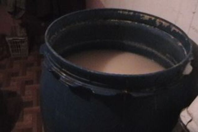 Продавщиця збувала під прилавка десятки літрів самогону