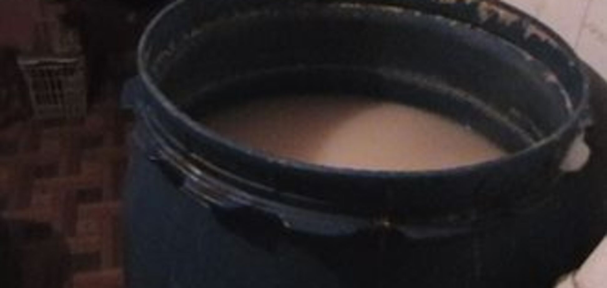 Продавщиця збувала під прилавка десятки літрів самогону