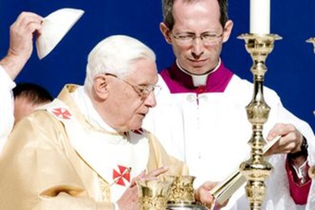 Папа Римский передал четки чилийским горнякам