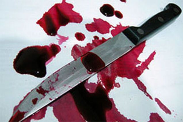 Син відпиляв матері голову кухонним ножем