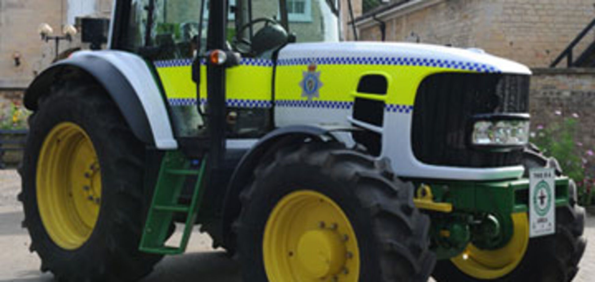 Полиция пугает преступников трактором