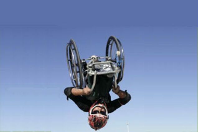 Экстремал сделал двойное сальто на инвалидной коляске