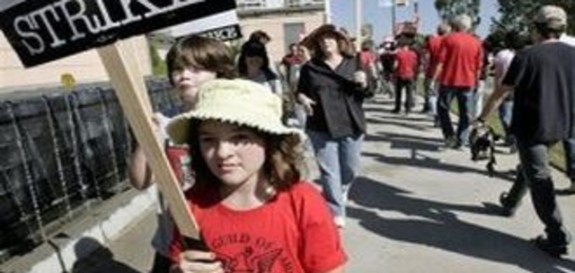 Францію захлиснули протести проти пенсійної реформи