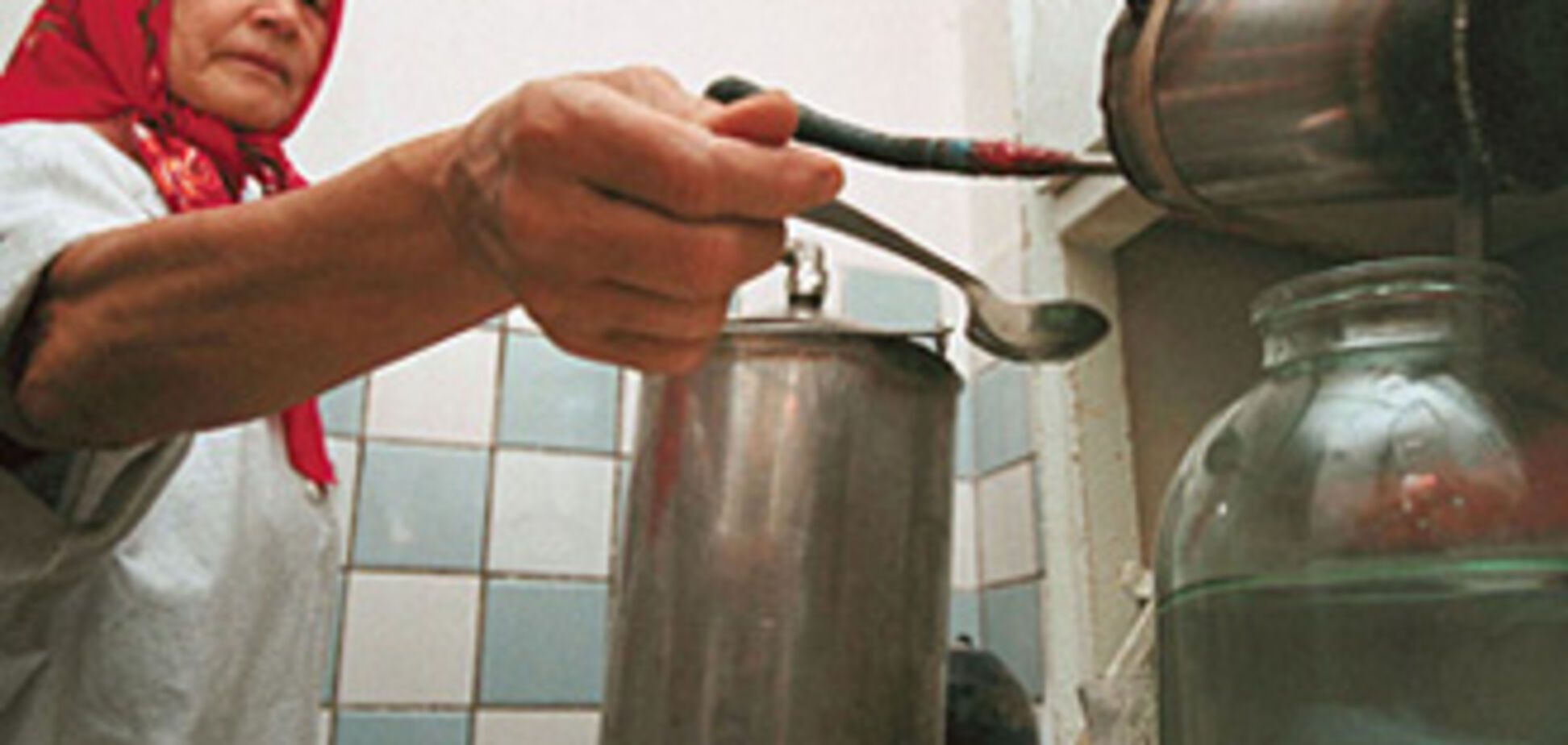 Російська пенсіонерка вбивала українських самогонниць