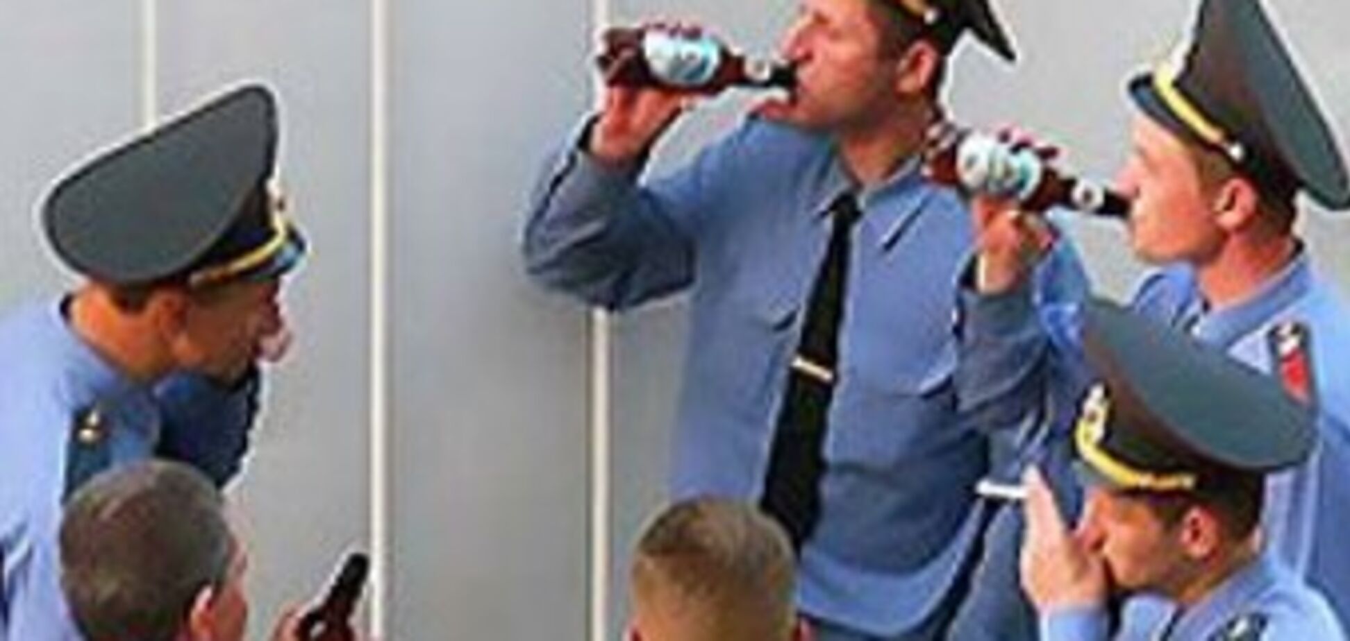 Генерал милиции написал книгу 'Как надо «бухать» на работе'