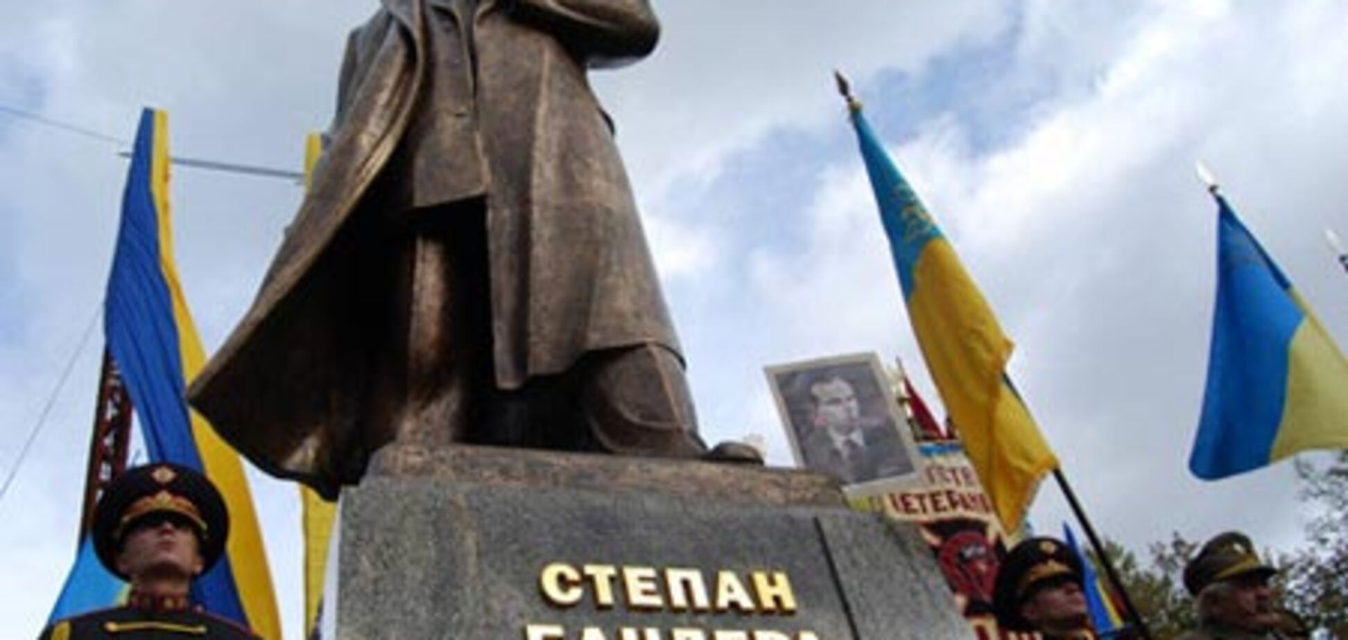 Янукович скасував указ про присвоєння Бандері Героя України