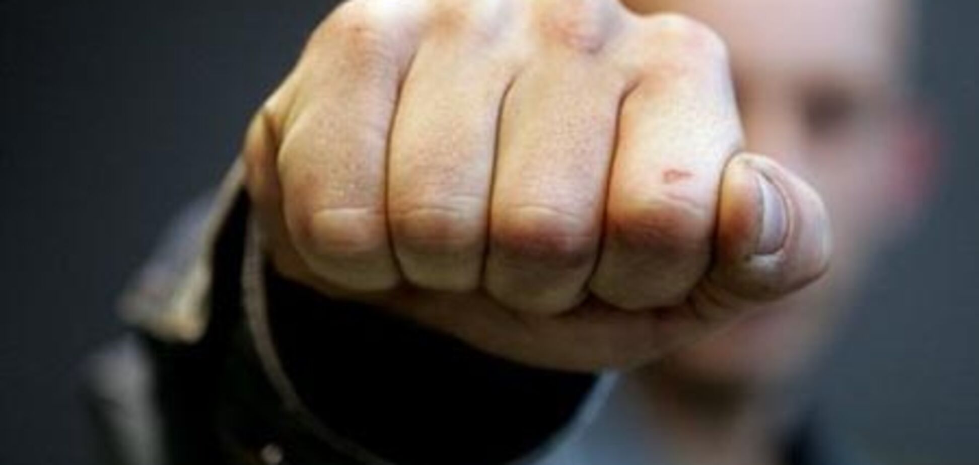 Два друга побили перехожих і зняли це на мобілку