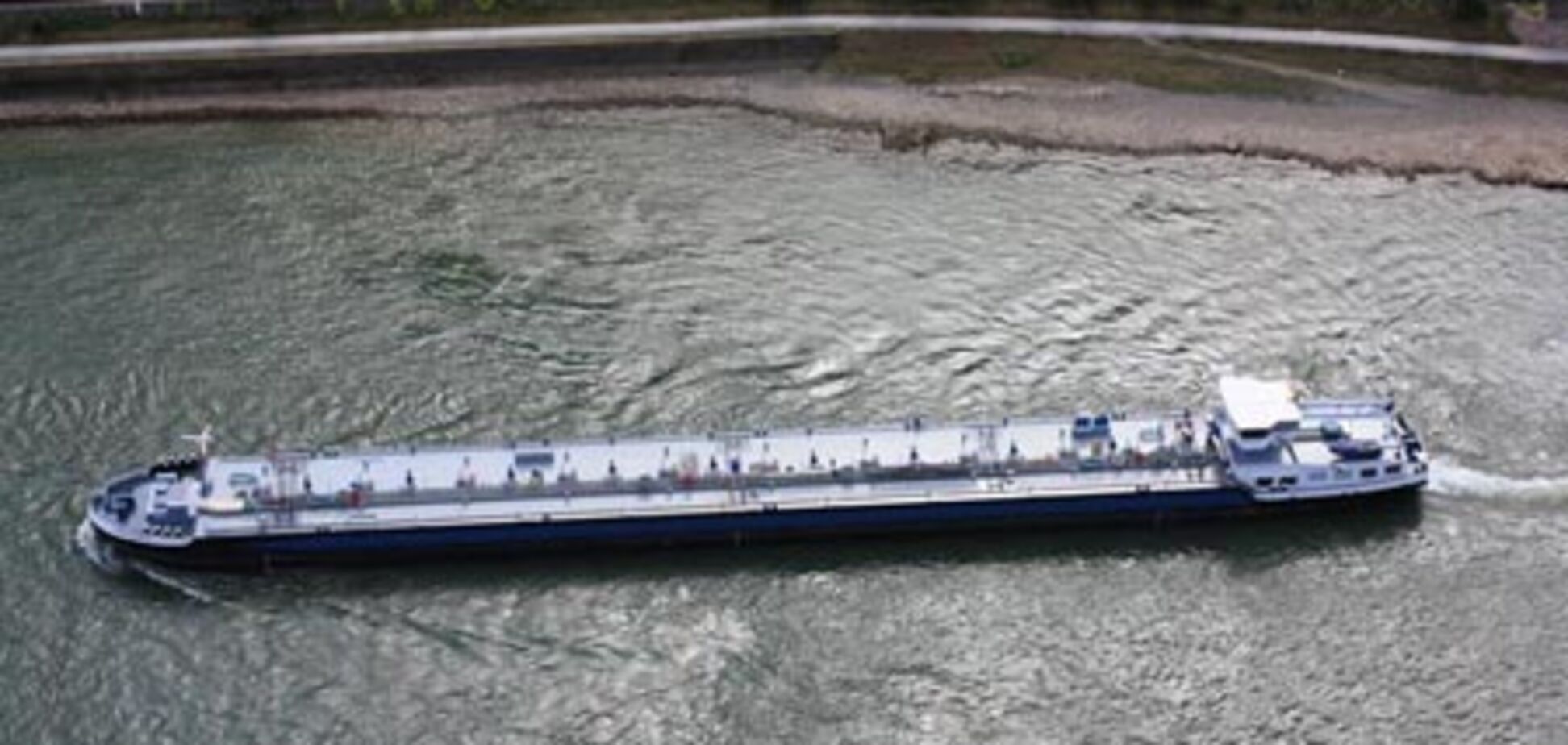 На Рейне перевернулся танкер с серной кислотой