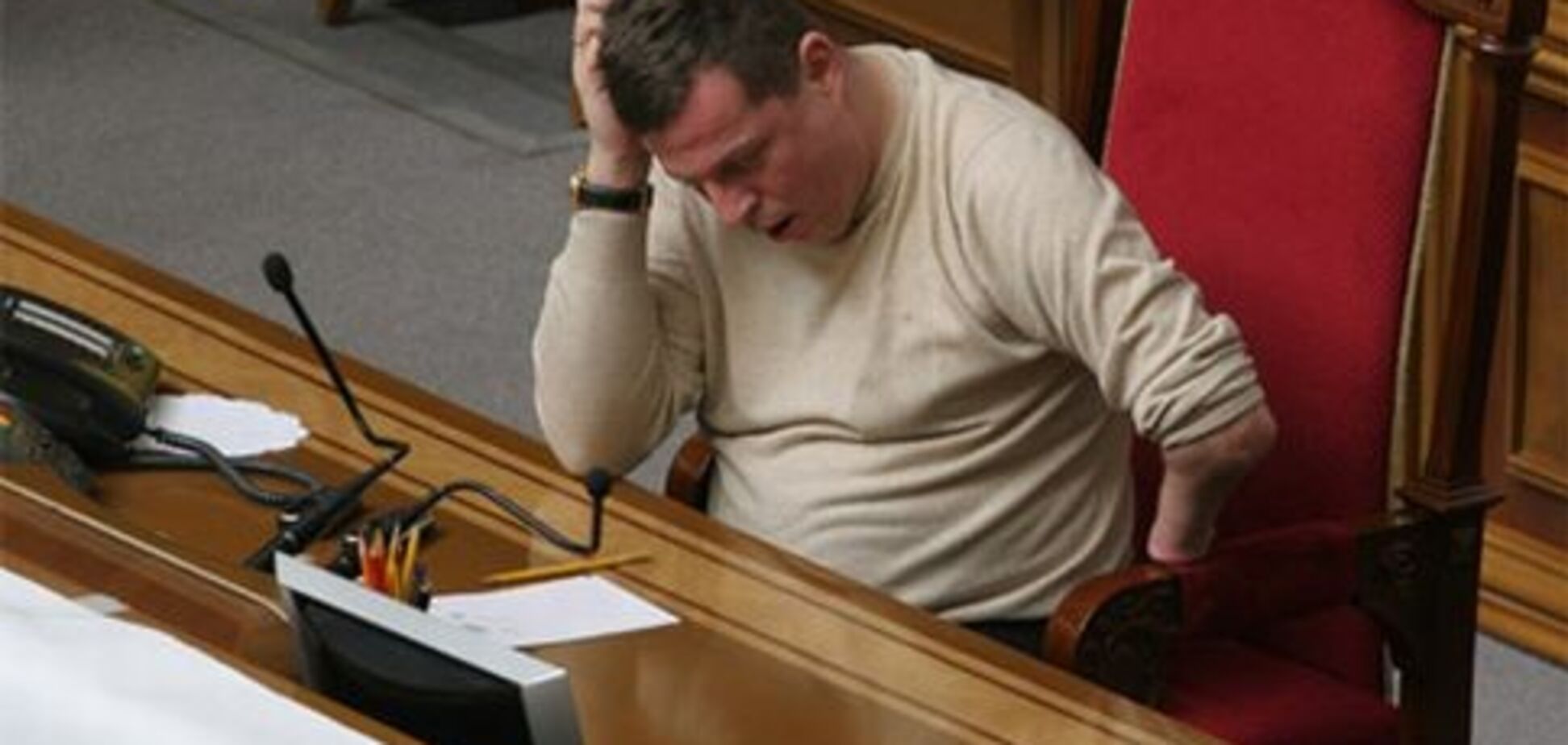 Регіонал-інвалід накинувся на журналіста просто в Раді