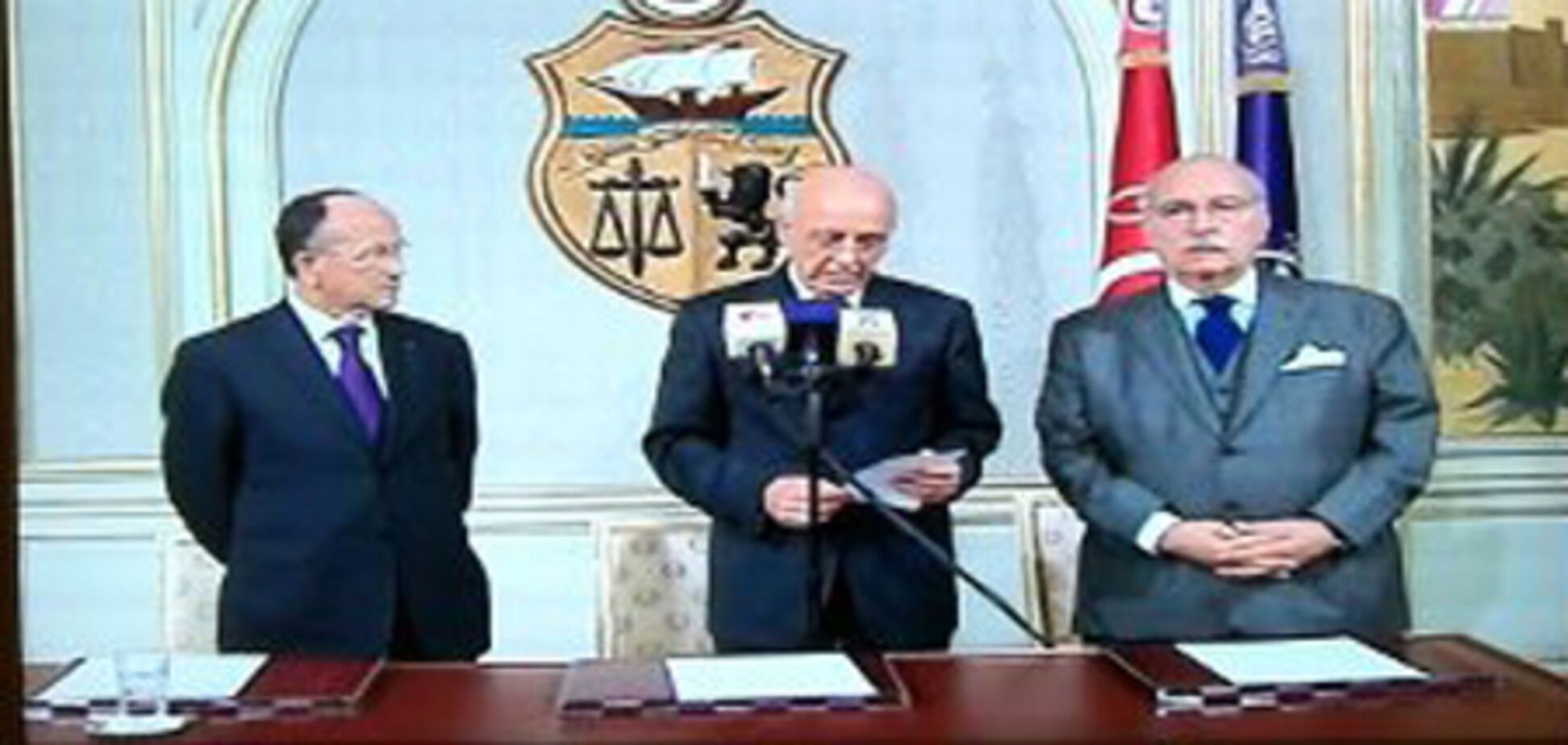 Президент Туниса сбежал из страны