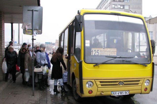Маршрутчик в Харькове вытолкал пенсионерку из салона
