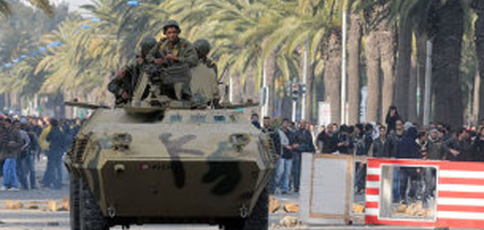 Тунис после переворота: на улицах танки и очередь за едой