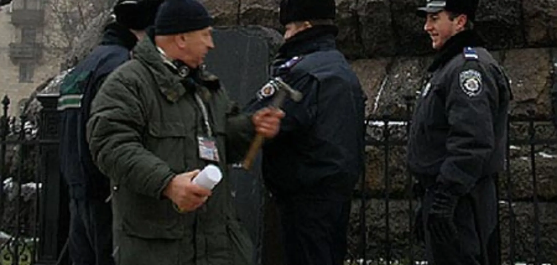 Пам'ятник 'гетьману Ющенку' врятували від людини з льодорубом