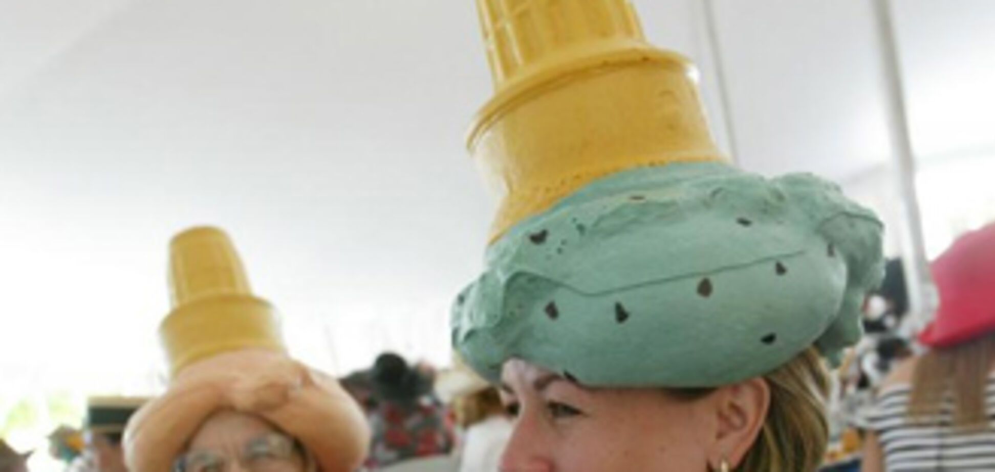 Подборка самых необычных головных уборов