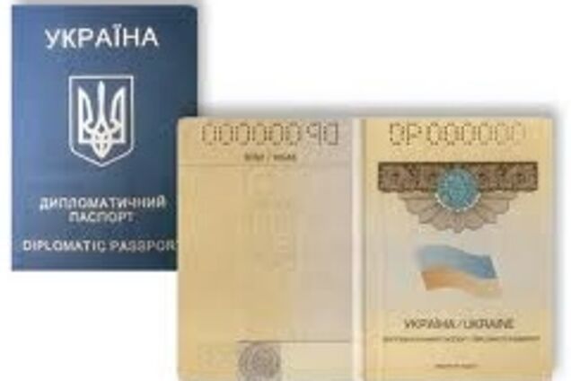 Янукович вимагає від депутатів здати дипломатичні паспорти