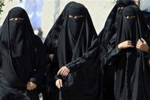 Араб променял трех жен на один автомобиль