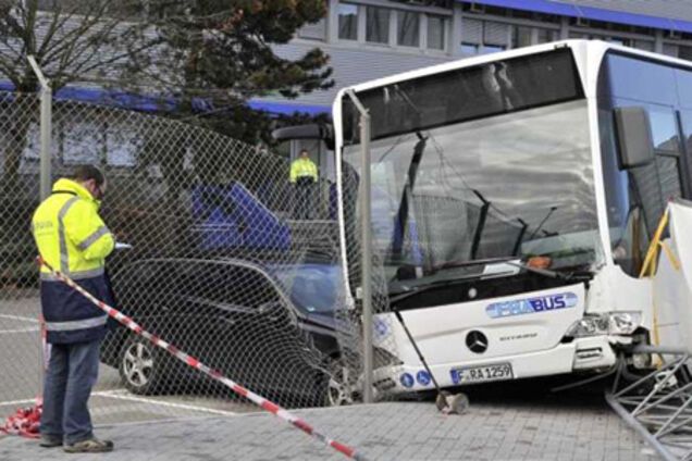 В Германии автобус протаранил толпу людей: есть жертвы