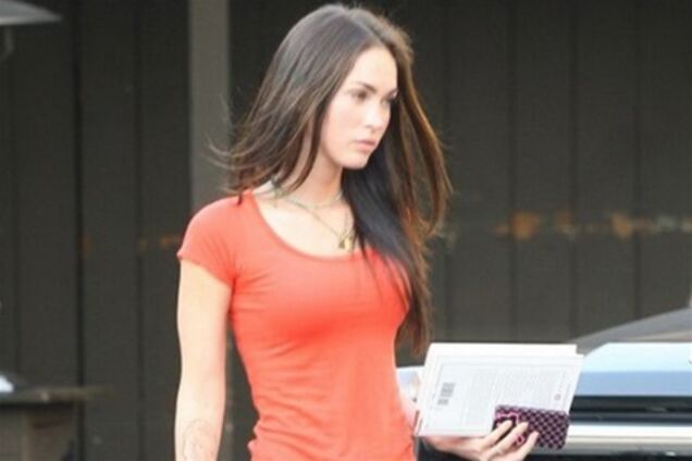 Простота и сексуальность Меган Фокс в джинсах и футболке