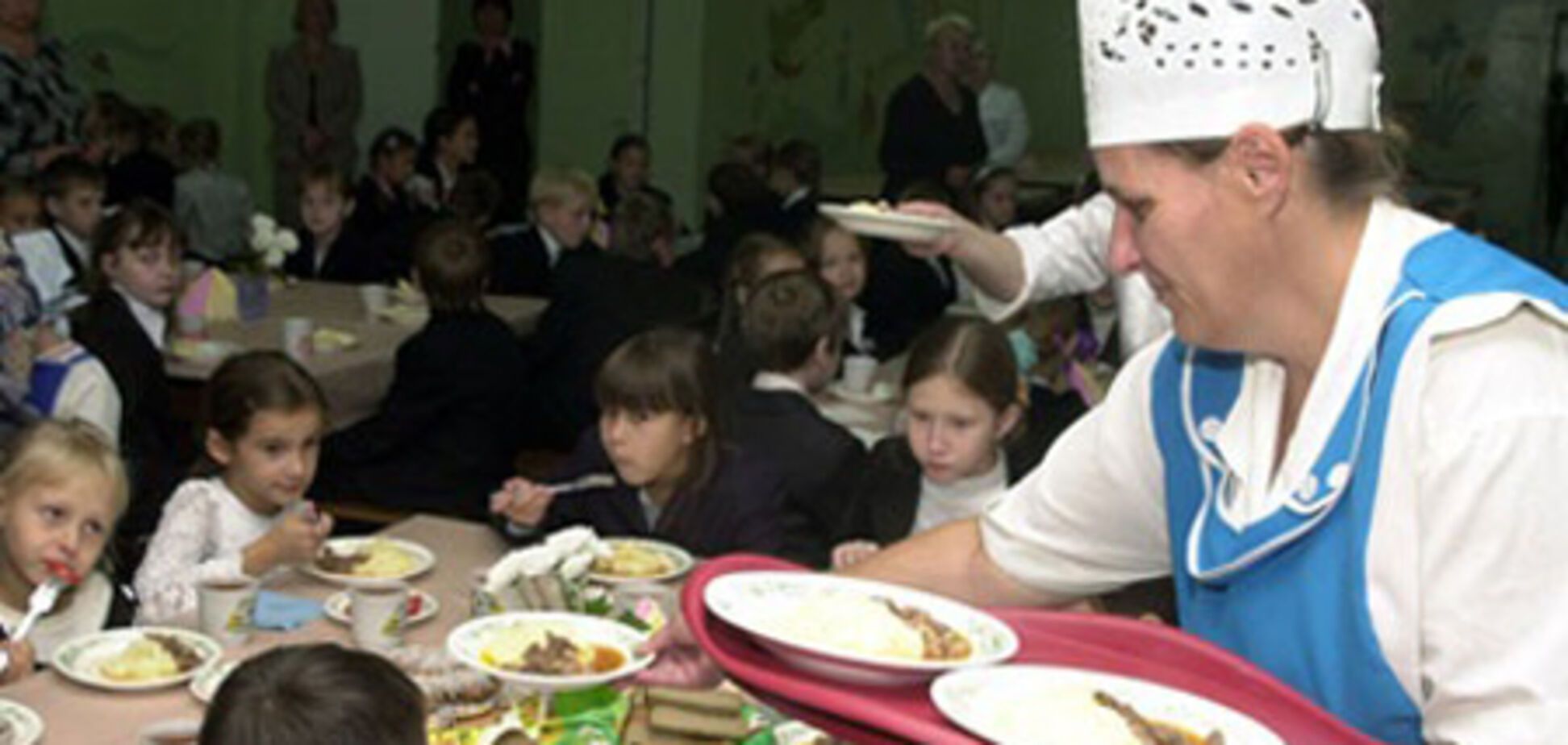 У Росії десятки дітей отруїлися їжею зі шкільної їдальні