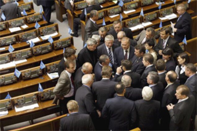 Оппозиция предложила лишить депутатов зарплаты