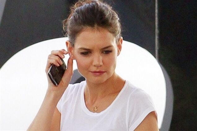 Кэти Холмс в белой футболке и джинсах: классика