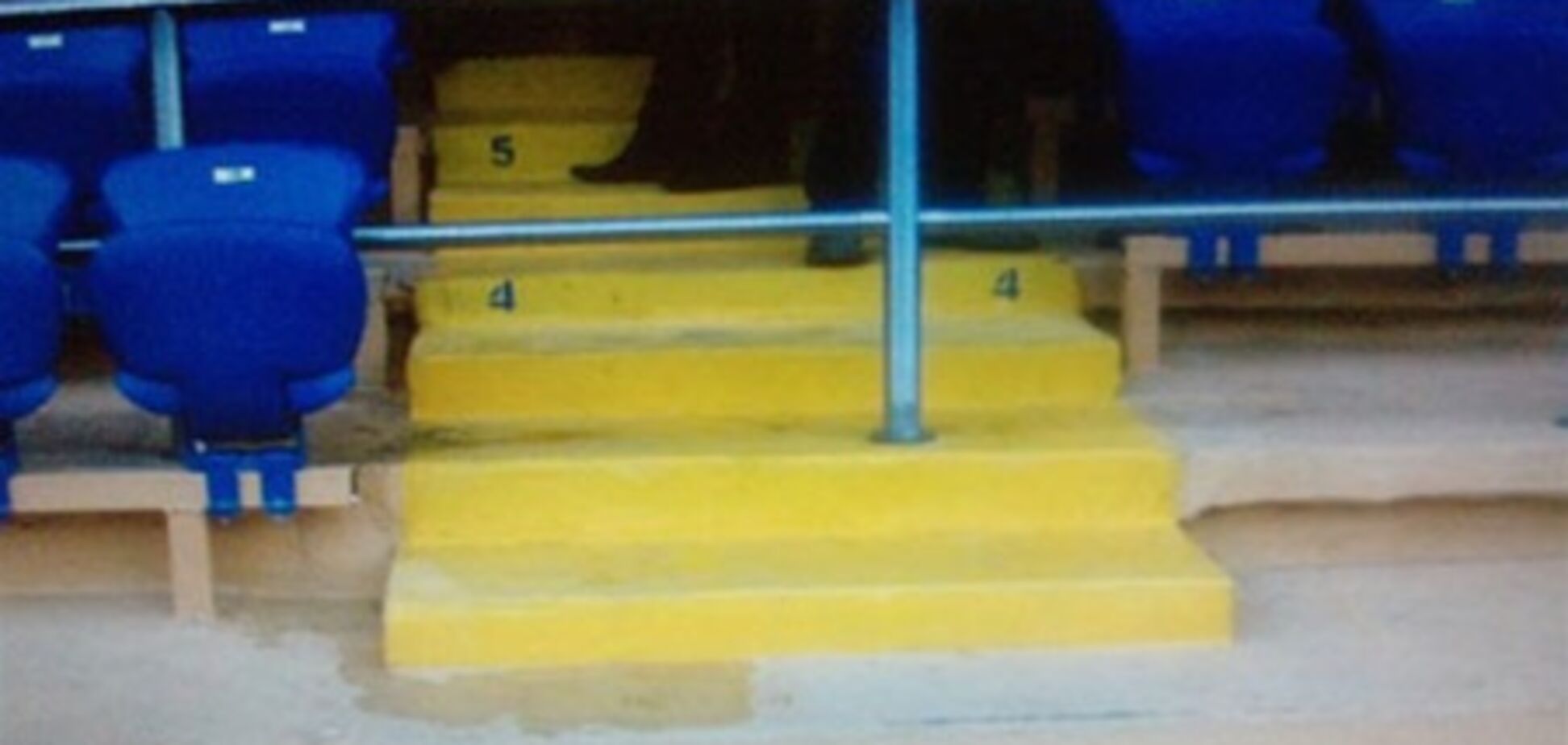 Шокирующие фото с 'элитного' стадиона в Харькове