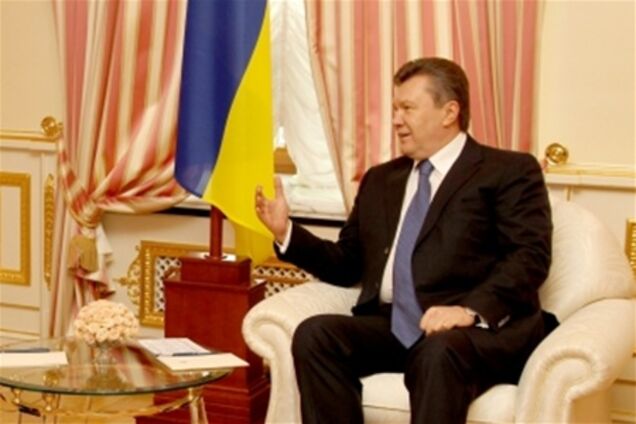 Янукович передав українській бібліотеці в Москві добірку книг
