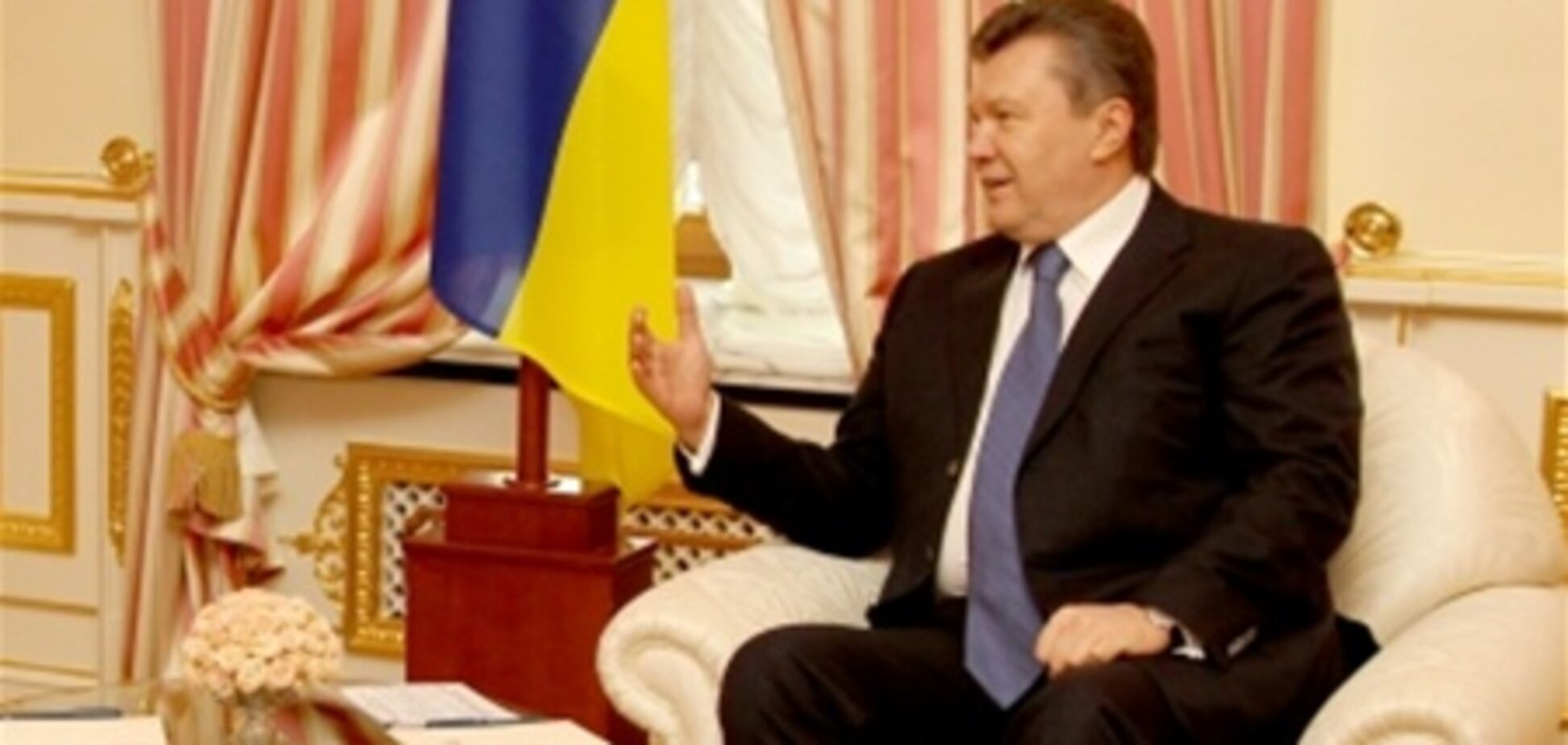 Янукович передав українській бібліотеці в Москві добірку книг