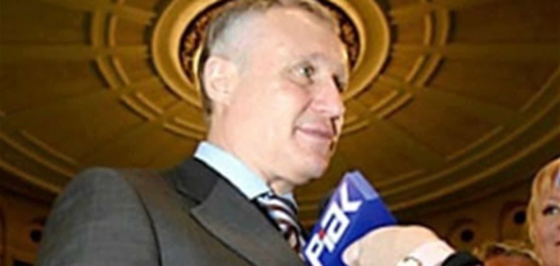 Суркіс виляє собакою