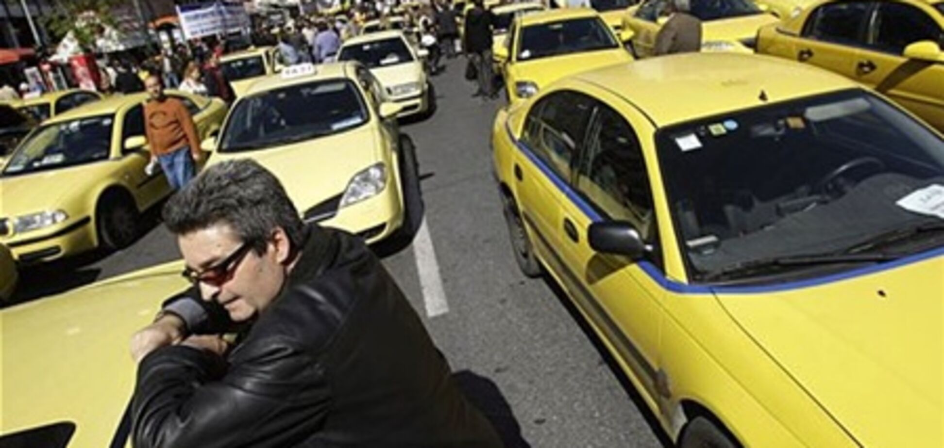 Таксисты Домодедово потеряли работу из-за террориста-смертника 
