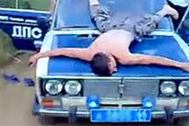 Гаишников уволили за танцы на патрульной машине