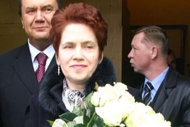 Януковича просят выпустить жену 'в люди'