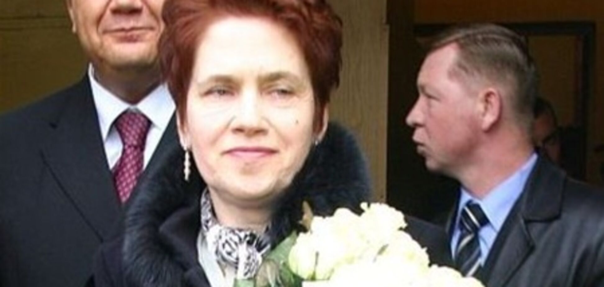 Януковича просят выпустить жену 'в люди'