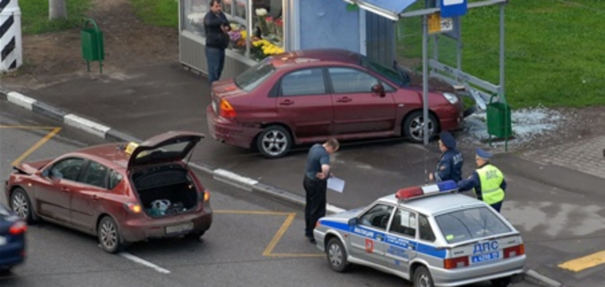 В Киеве автомобиль снес остановку, где находились люди
