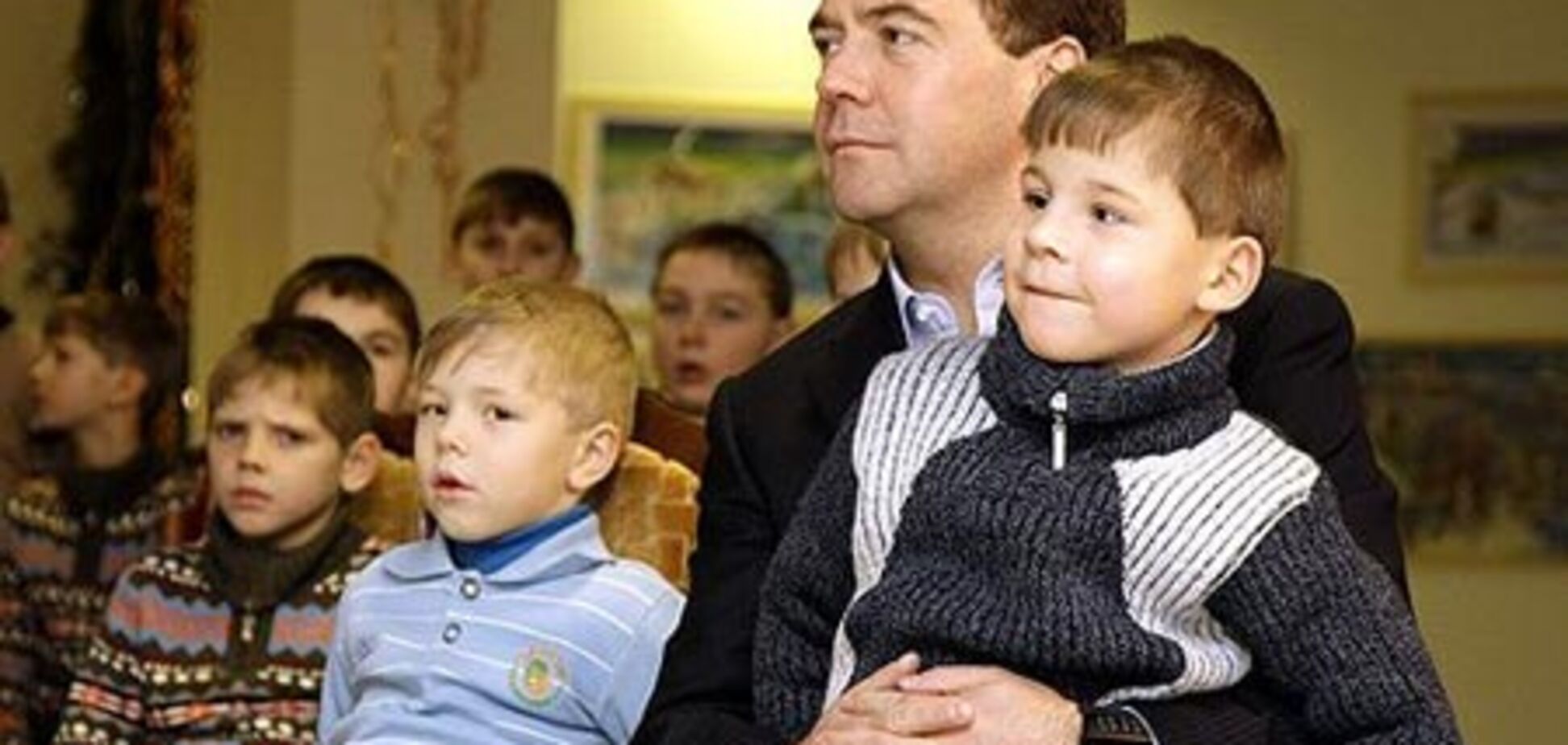 Медведєв підписав закон про захист дитячої психіки