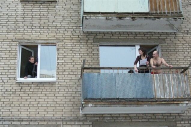 Киянам заборонять виходити на балкони в трусах 