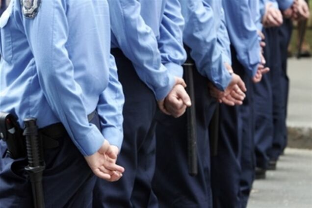 Пьяный милицонер сбил девушку на остановке