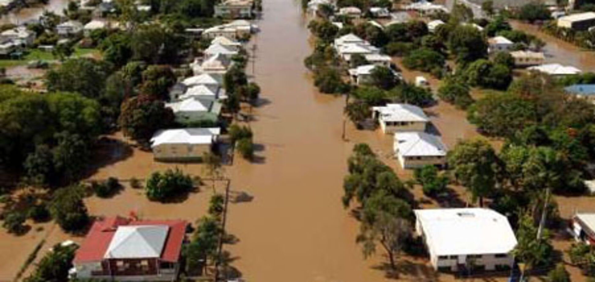 До австралійським містам сповзаються змії і крокодили