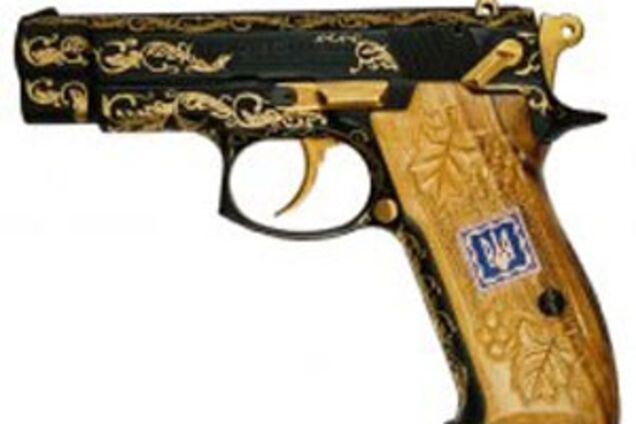 Янукович подарил депутату-регионалу пистолет