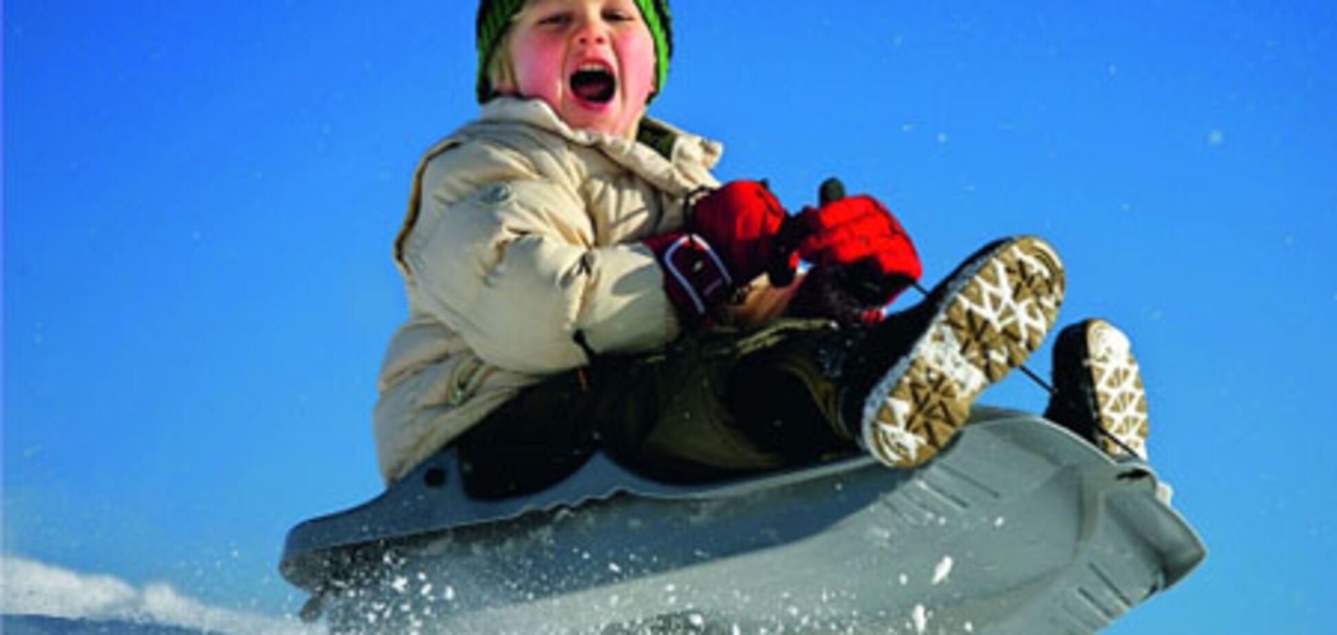 Зимові забави: як безпечно покататися з гірки