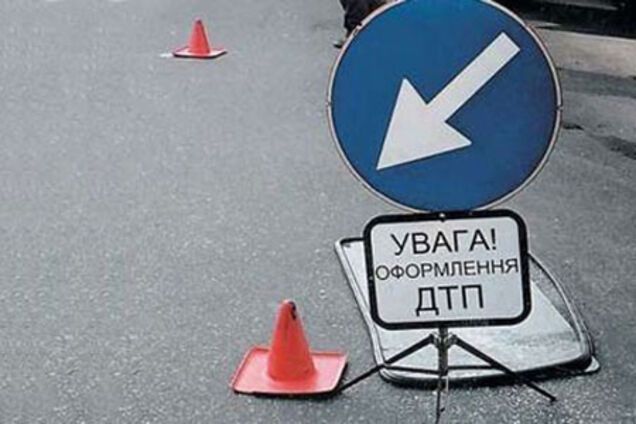 На Харківщині легковик врізався в автобус