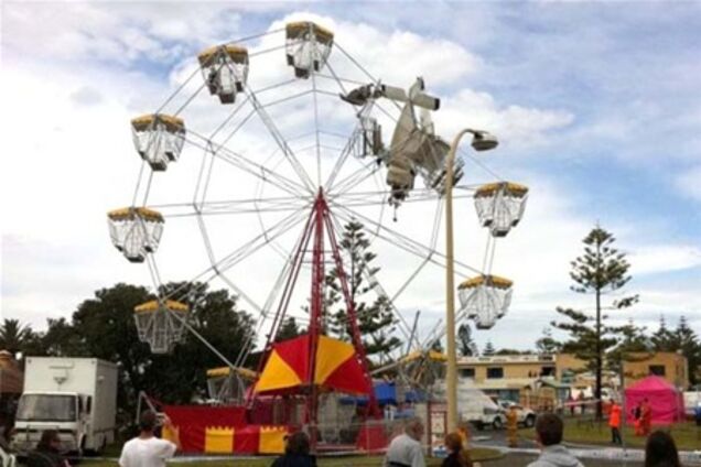 В Австралії літак застряг в колесі огляду