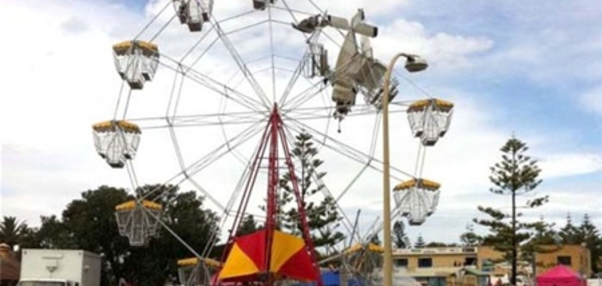 В Австралії літак застряг в колесі огляду