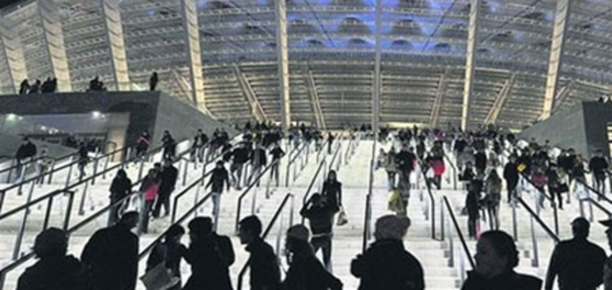 На открытии 'Олимпийского' випы ели яблочный пирог и пили пиво